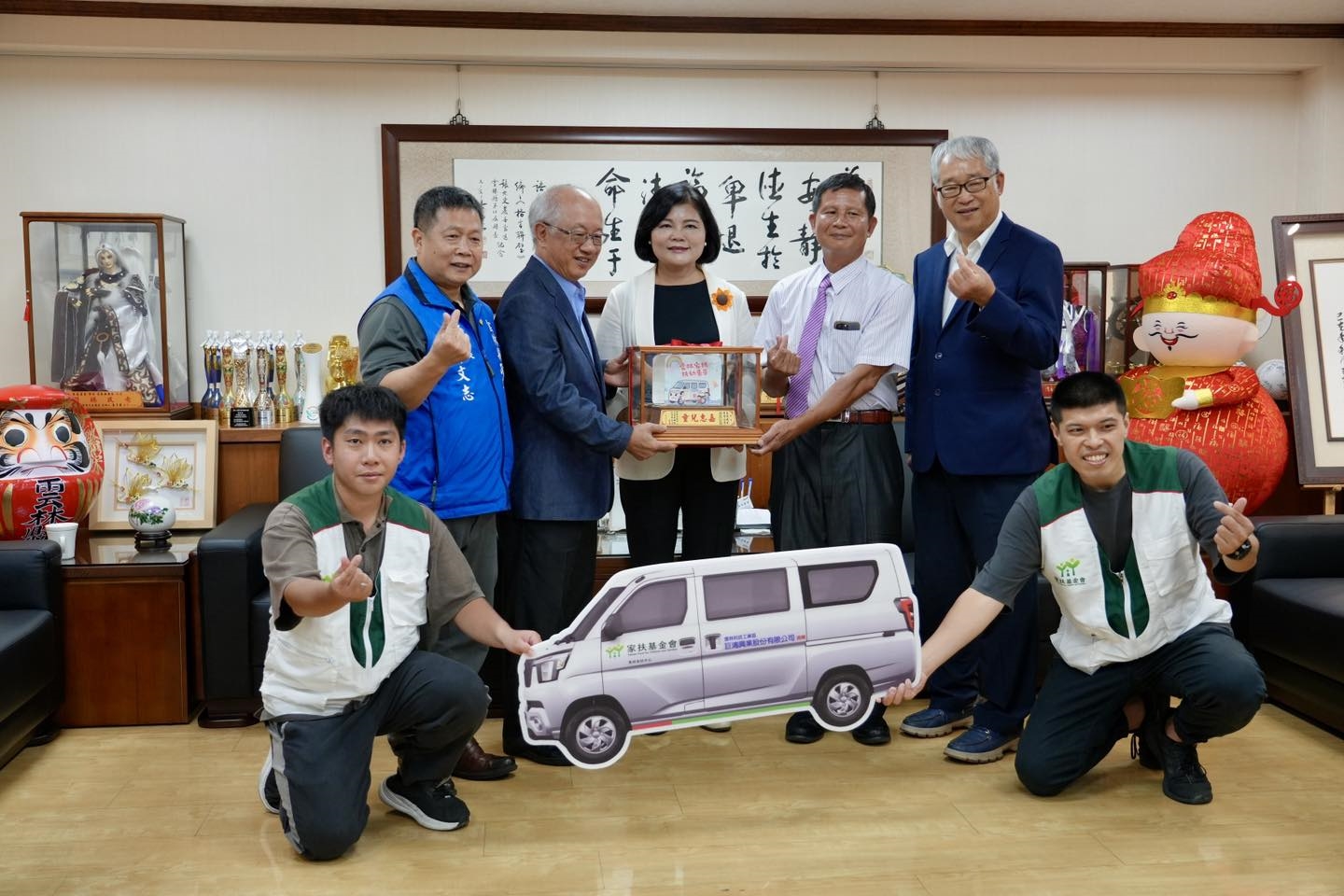 巨鴻興業善盡企業社會責任，捐贈箱型車助雲林家扶中心提升服務能量，用行動關懷弱勢